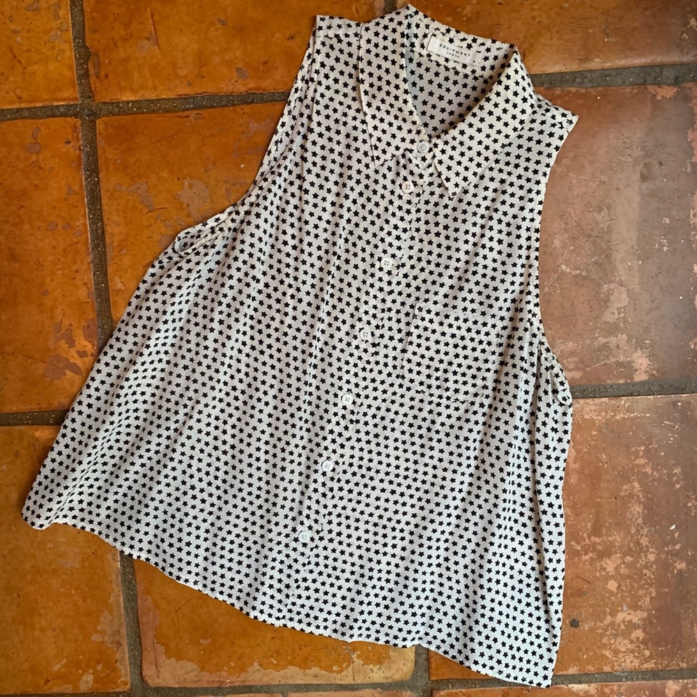 EQUIPMENT STAR SLEEVELESS SILK BUTTON DOWN in SMALL
